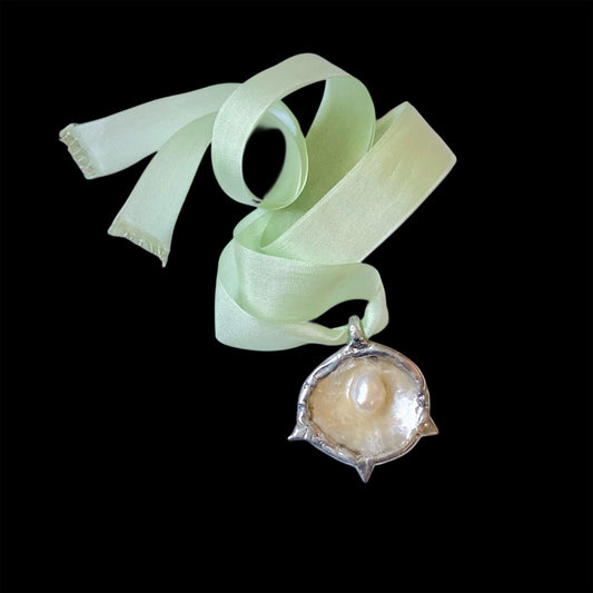 Jingle Shell Ribbon Choker