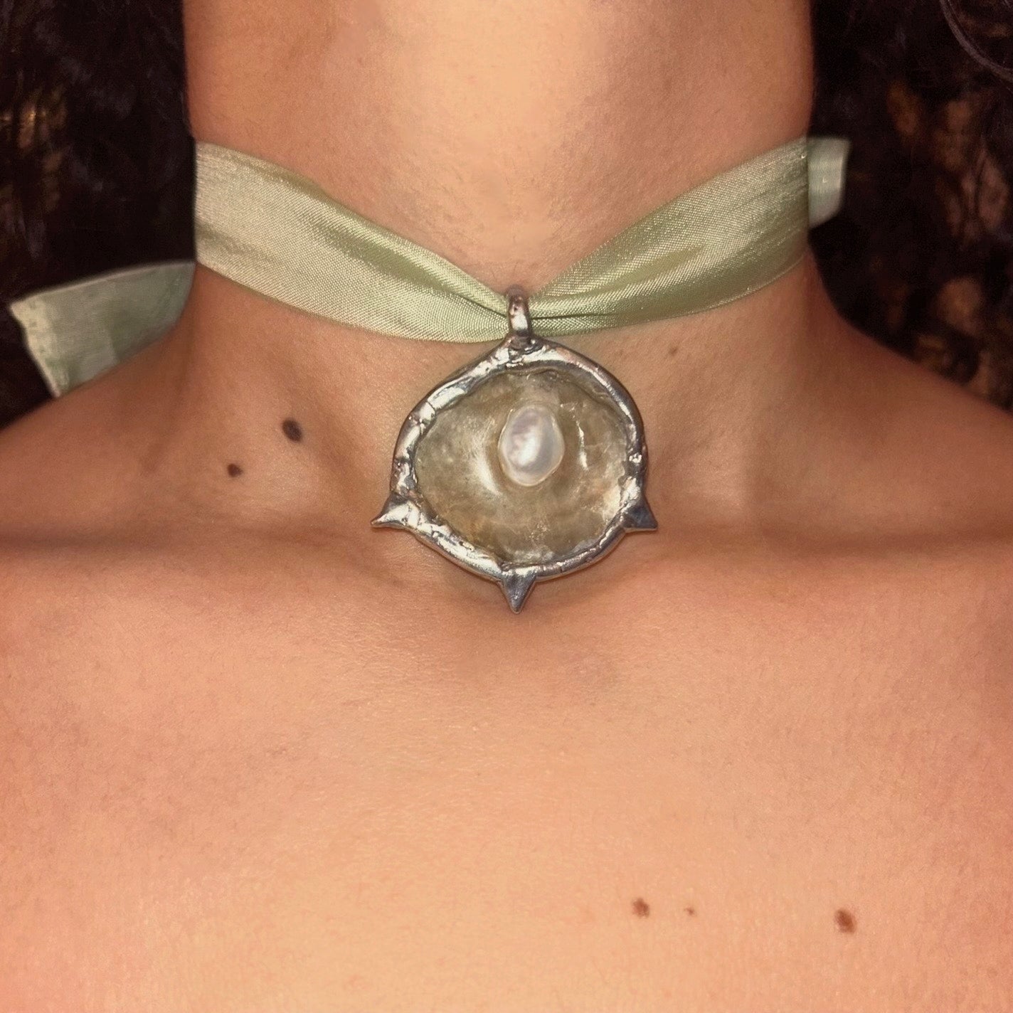 Jingle Shell Ribbon Choker